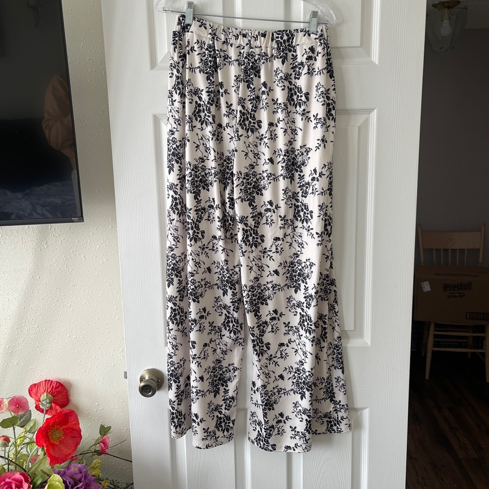 Chic Black and White Floral Wide Leg Pants - Picture 3 of 3